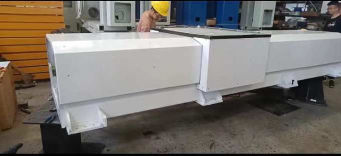 定制封閉式機(jī)器人行走地軌，調(diào)試地軌的運(yùn)行速度和穩(wěn)定性